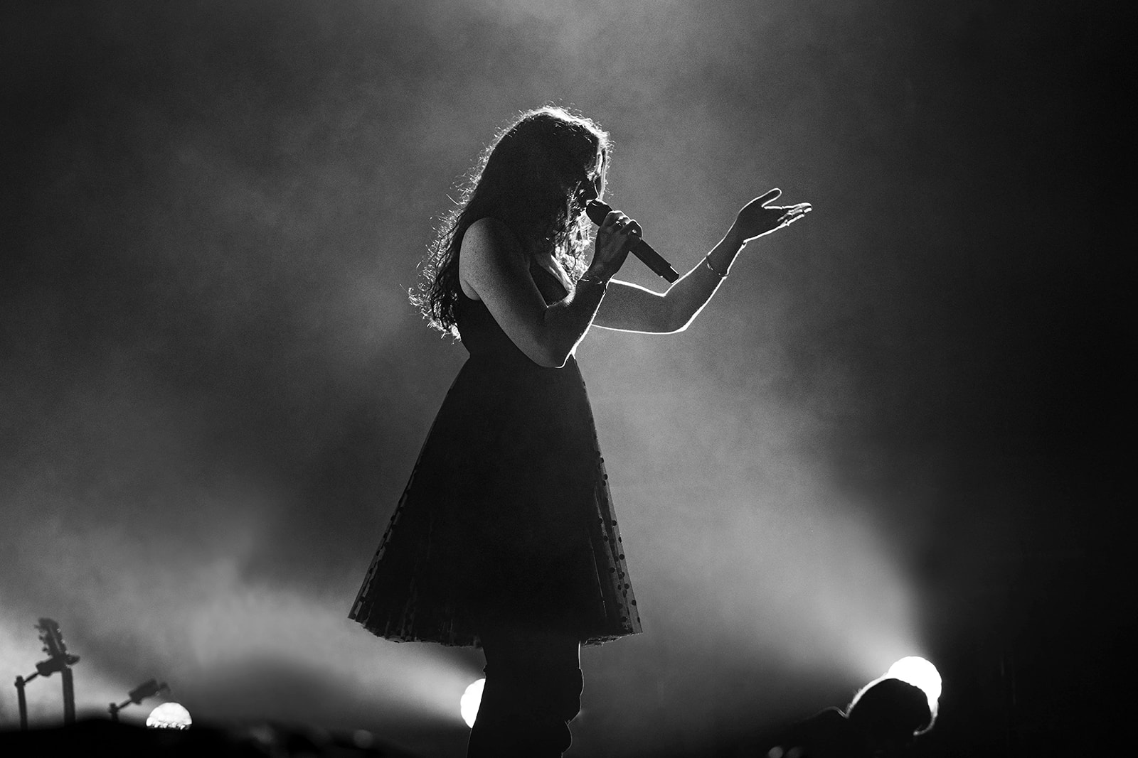 Artiste sur scène dans un halo de lumière agressive